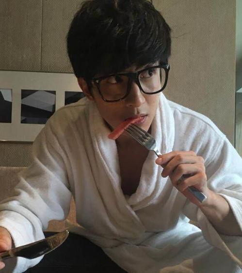 薛之谦吃瓜图片,娱乐圈风云再起