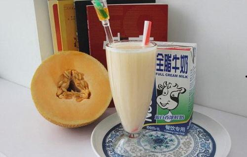 吃哈密瓜可以喝牛奶吗,完美搭配的饮食奥秘